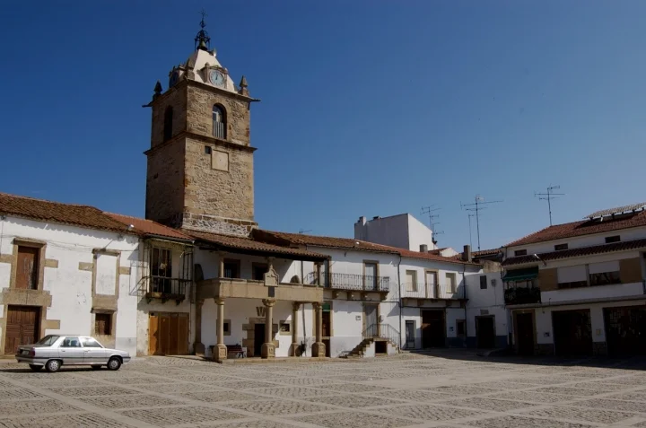 Plaza Mayor y Torre del Reloj en Lumbrales